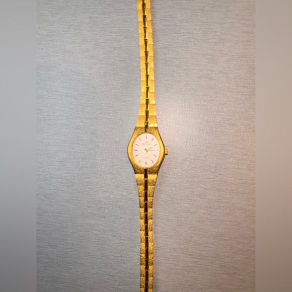 Ladies Waltham Quartz Gold Watch - Picture 1 of 6